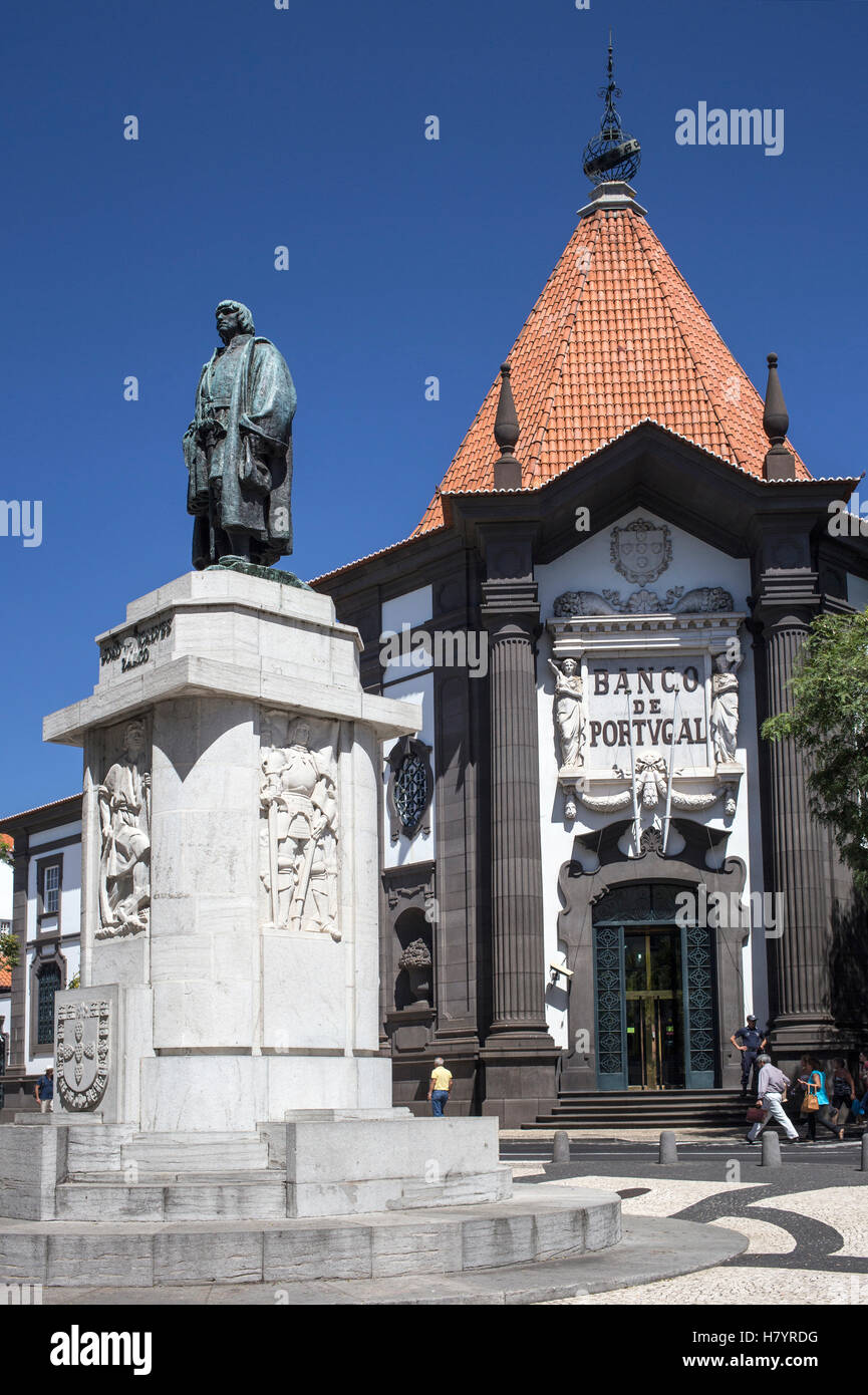 Banca del Portogallo a Funchal, accanto alla statua di João Gonçalves Zarco Foto Stock