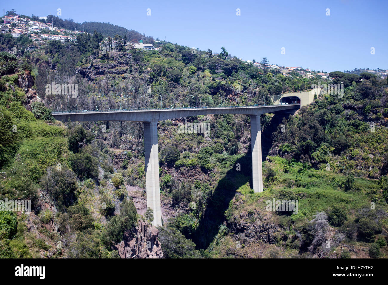 Ponte autostradale sulla valle in Funchal, Madeira Foto Stock