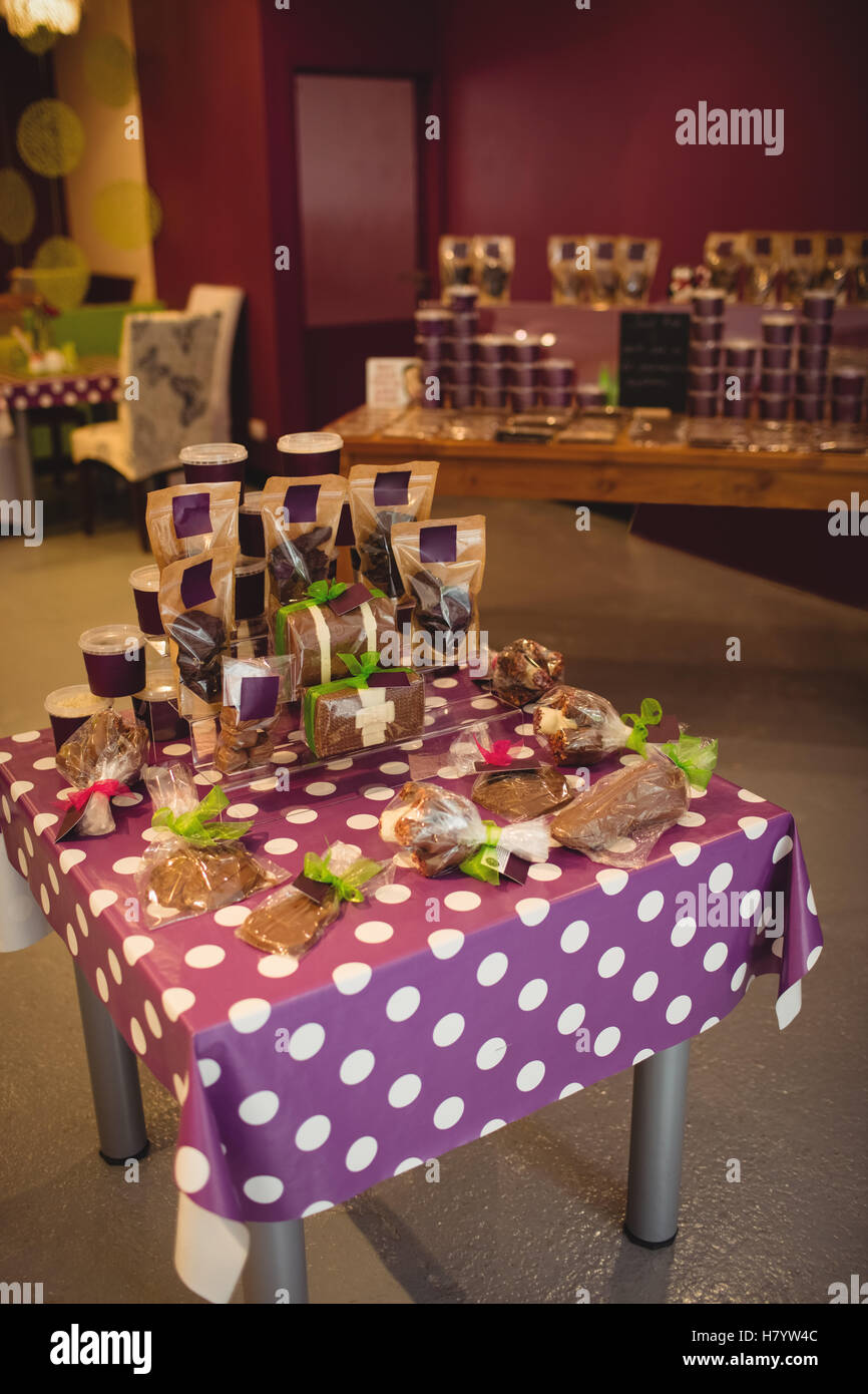 Cioccolatini vari disposti sul tavolo Foto Stock