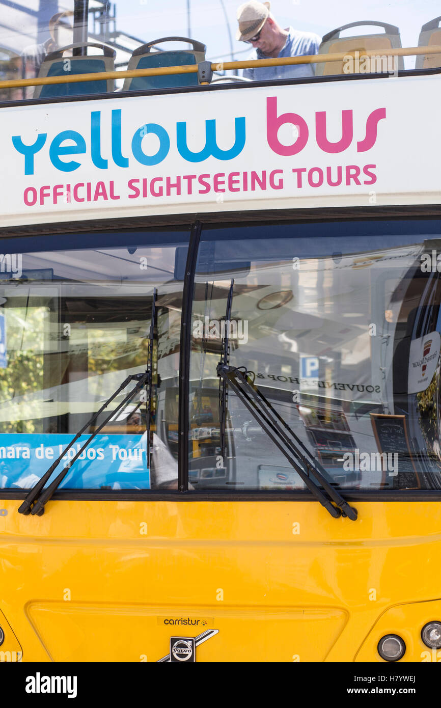 Giallo autobus turistico a Funchal, Madeira, Portogallo Foto Stock