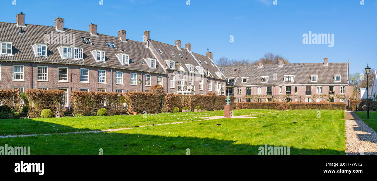 Cortile con righe di case dietro il Museo Comenius nella città vecchia di Naarden, Olanda Settentrionale, Paesi Bassi Foto Stock