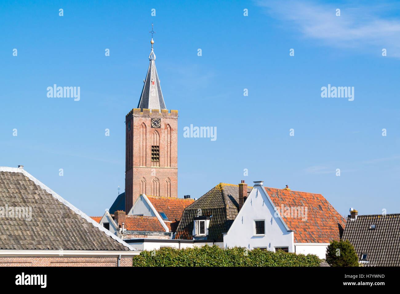 Torre della chiesa grande o di San Vito La Chiesa e i tetti delle case nella città vecchia di Naarden, Olanda Settentrionale, Paesi Bassi Foto Stock