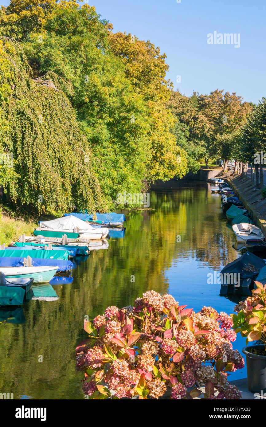 Canal con barche in autunno nella città vecchia di Naarden, Olanda Settentrionale, Paesi Bassi Foto Stock