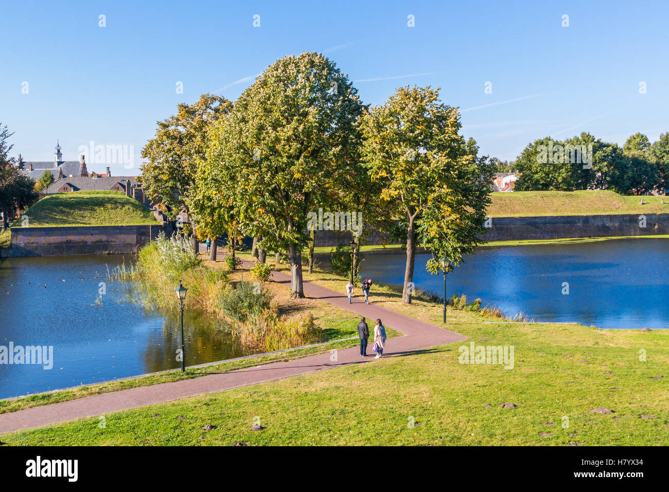 La gente camminare e bastione della vecchia città fortificata di Naarden, Olanda Settentrionale, Paesi Bassi Foto Stock