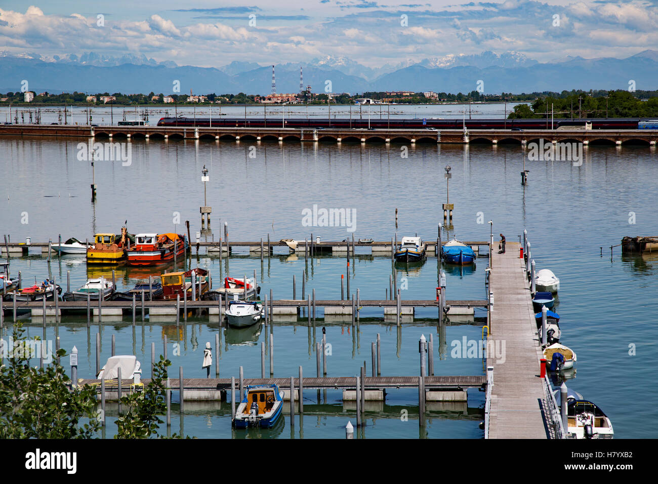 Per porto da diporto, con il trasporto su strada e ferrovia terrapieno, vista sulla laguna di Venezia, dietro le Alpi, Tronchetto Foto Stock