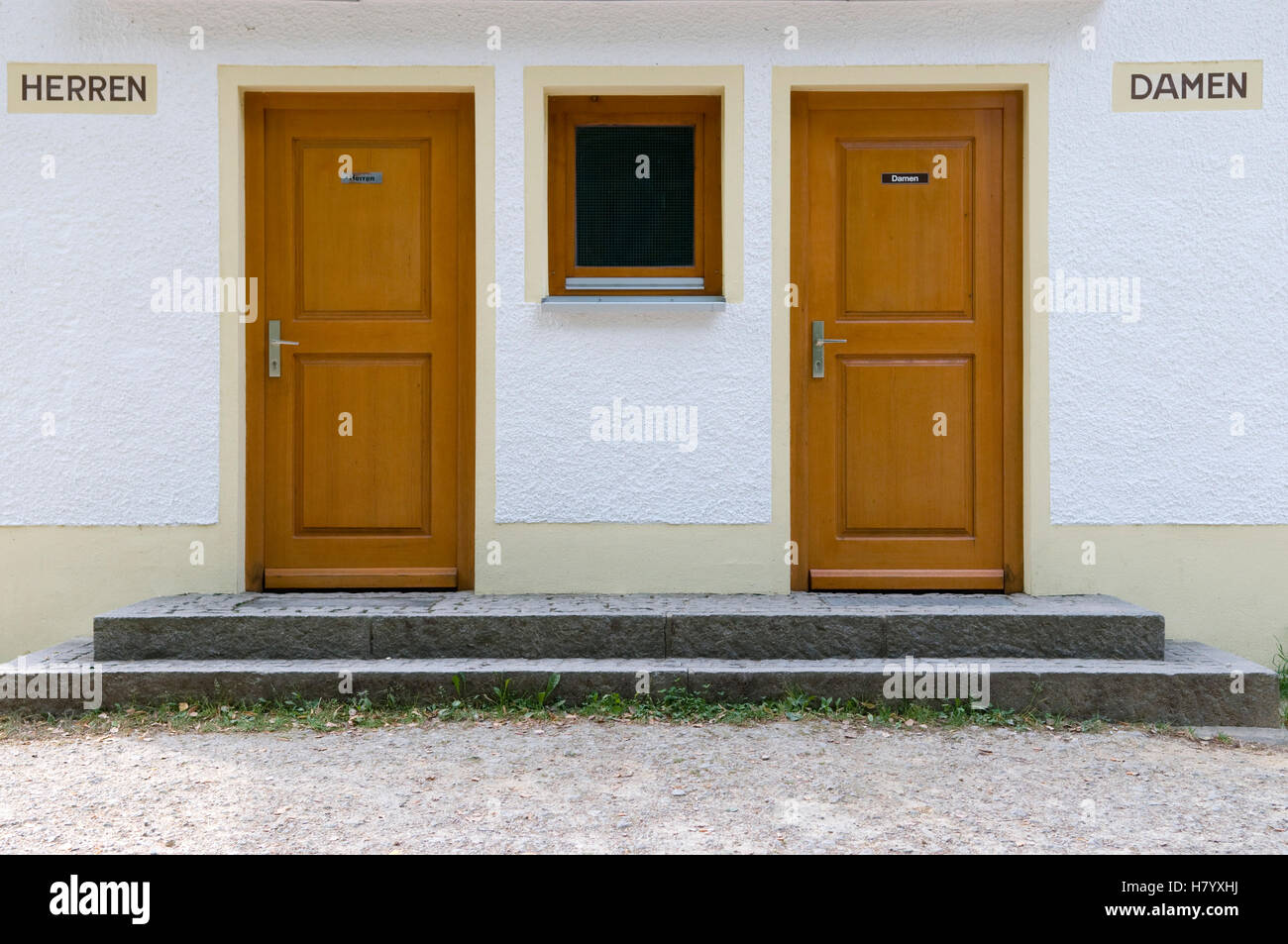 Le porte di ingresso al uomo bagni e donna di toilette, Pottenstein, Svizzera della Franconia, Franconia, Bavaria Foto Stock