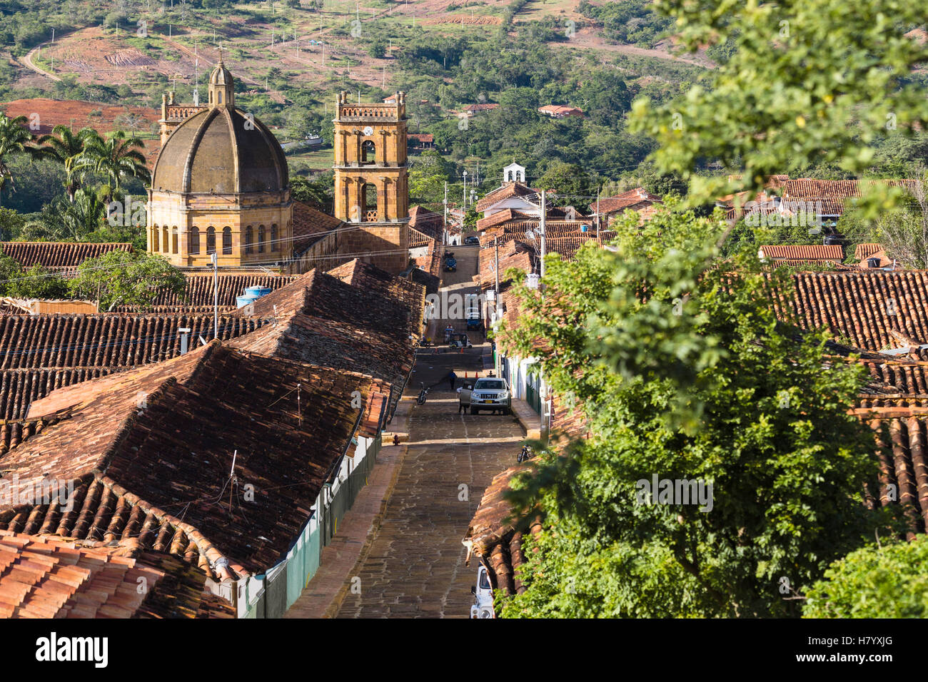 Vista sulla città con una cattedrale Immaculada y San Lorenzo, Barichara, Santander, Colombia Foto Stock