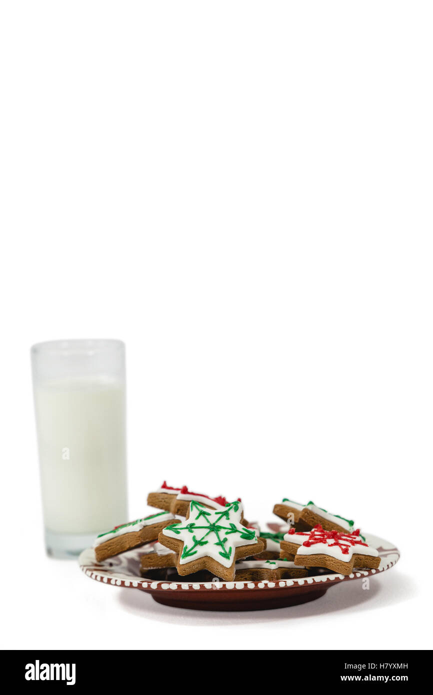 Close-up di latte e cibo dolce nella piastra Foto Stock