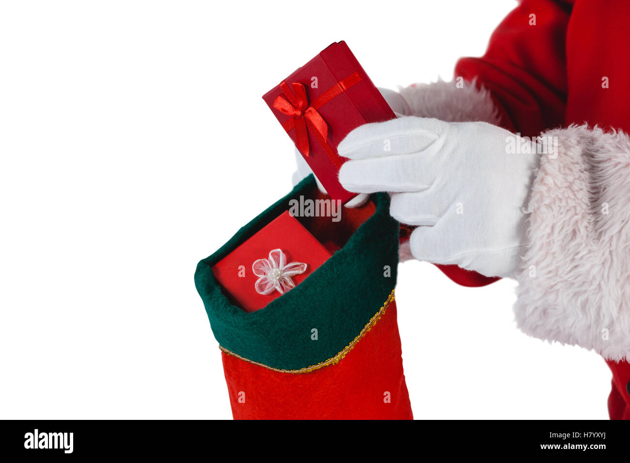 Babbo Natale mettendo presenta in calze di Natale Foto Stock