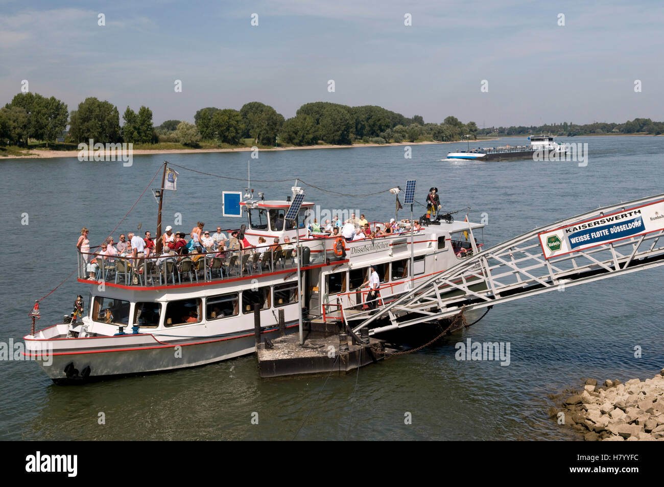 Weissen flotte, White Fleet, nave passeggeri ad una banchina in Kaiserswerth, Duesseldorf, Renania, Renania settentrionale-Vestfalia Foto Stock