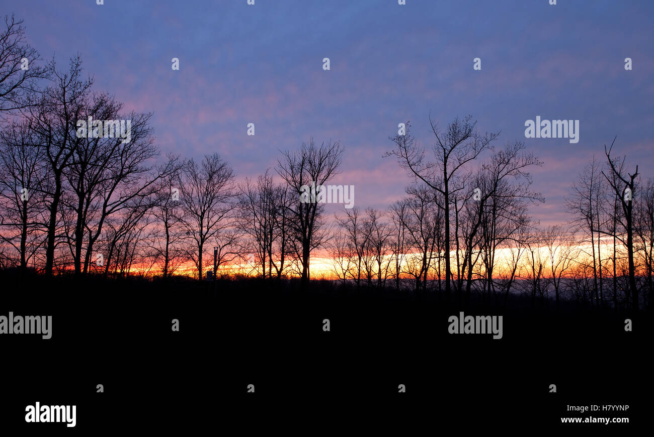 Ultimi raggi di luce sopra la città di Winchester Virginia in inverno Foto Stock