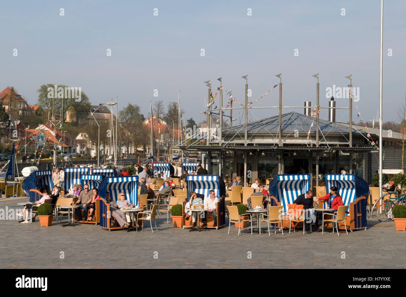 Sedie a sdraio sul lungomare del porto, Baltico resort Eckernfoerde, Schleswig-Holstein Foto Stock