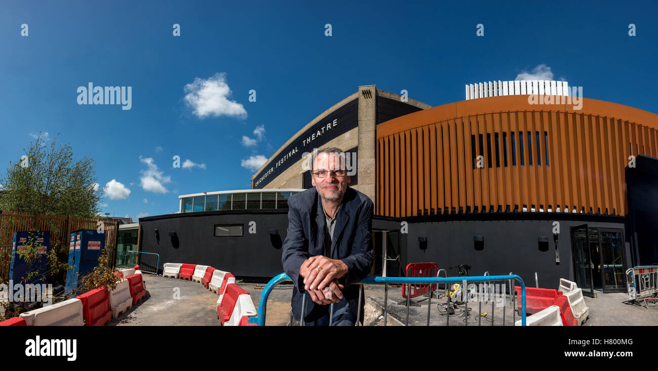 Architetto Steve Tompkins, una metà di Howarth Tompkins, davanti al suo lavoro in corso a Chichester Festival Theatre nel West Suss Foto Stock