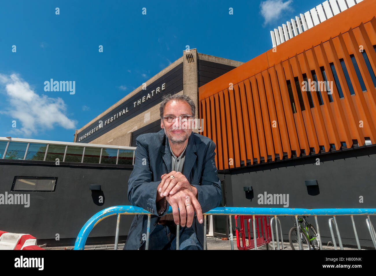 Architetto Steve Tompkins, una metà di Howarth Tompkins, davanti al suo lavoro in corso a Chichester Festival Theatre nel West Suss Foto Stock