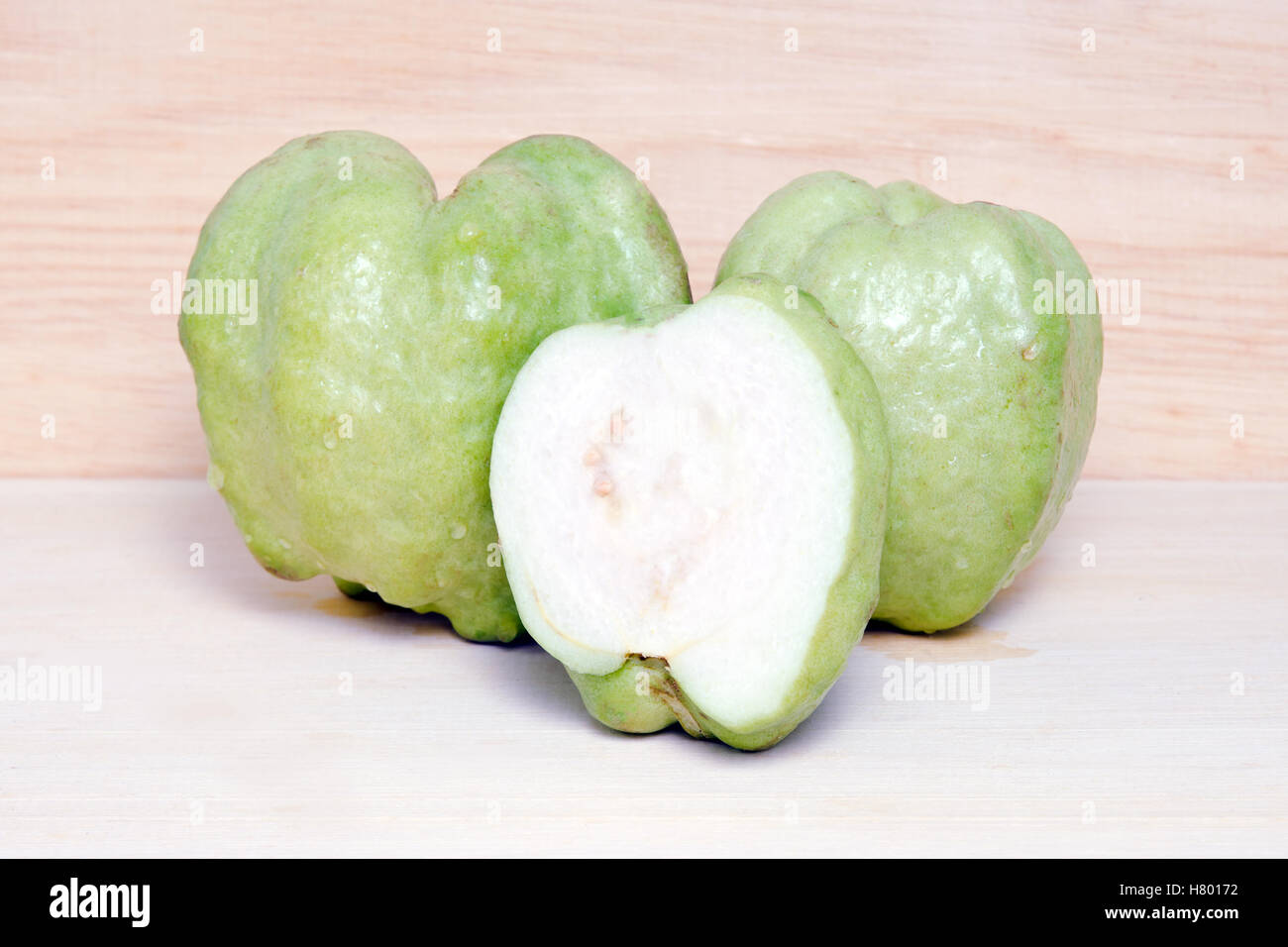 Frutto guava (chiamato anche come, Psidium guajava, limone guaiava, guayaba, Arawak guayabo, Subergine, comune di guava) isolato su legno Foto Stock