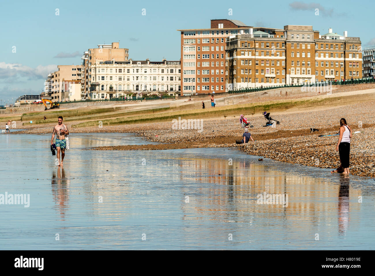 Una affollata spiaggia di Brighton su una soleggiata giornata calda Foto Stock