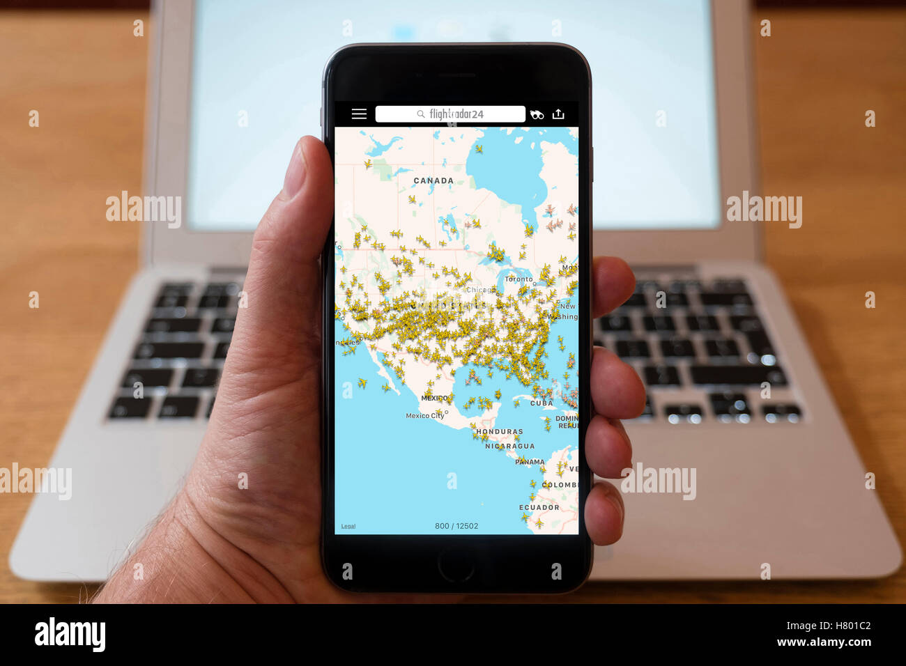 Utilizzo di iPhone smartphone per visualizzare lo spazio aereo congestionato sul Nord America con Flightradar24 vivere il tracciamento di aeromobili app Foto Stock