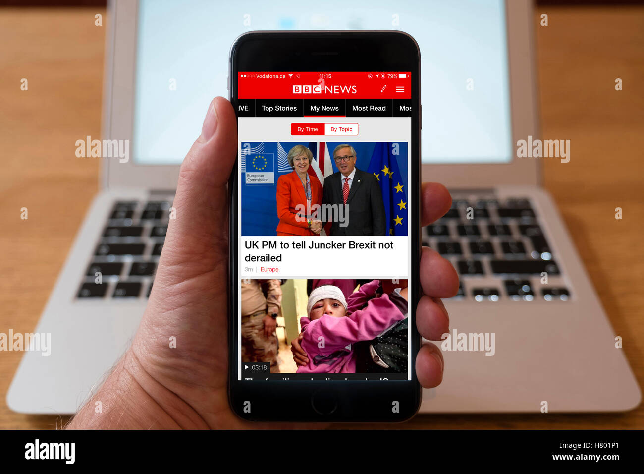 Utilizzo di iPhone smartphone per visualizzare le notizie di BBC in primo piano sulla pagina iniziale Foto Stock
