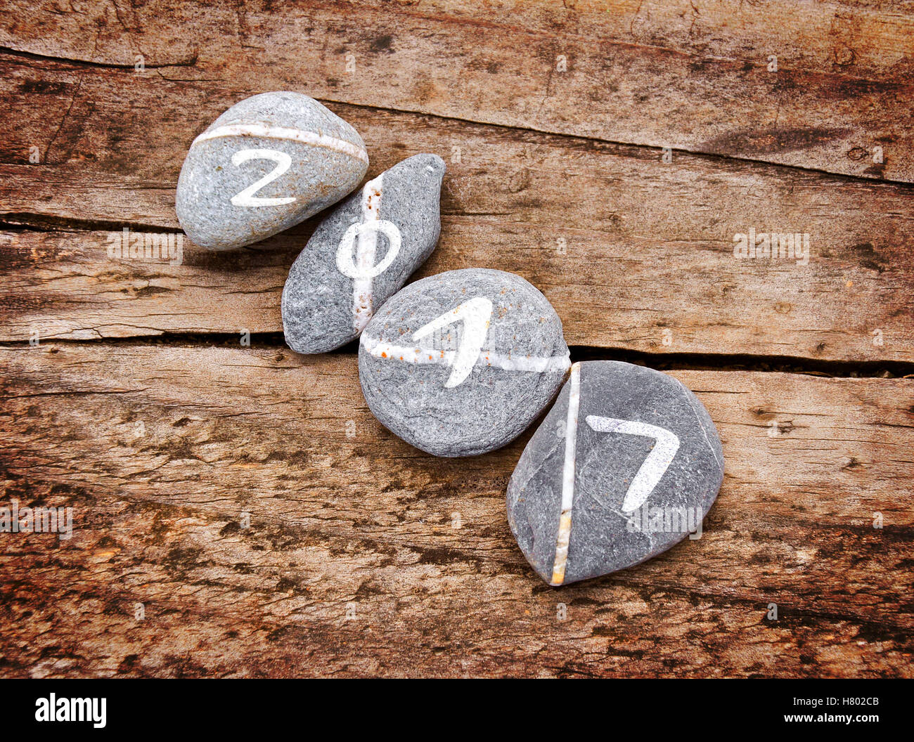 2017 scritto su un lign di pietre su un sfondo di legno Foto Stock