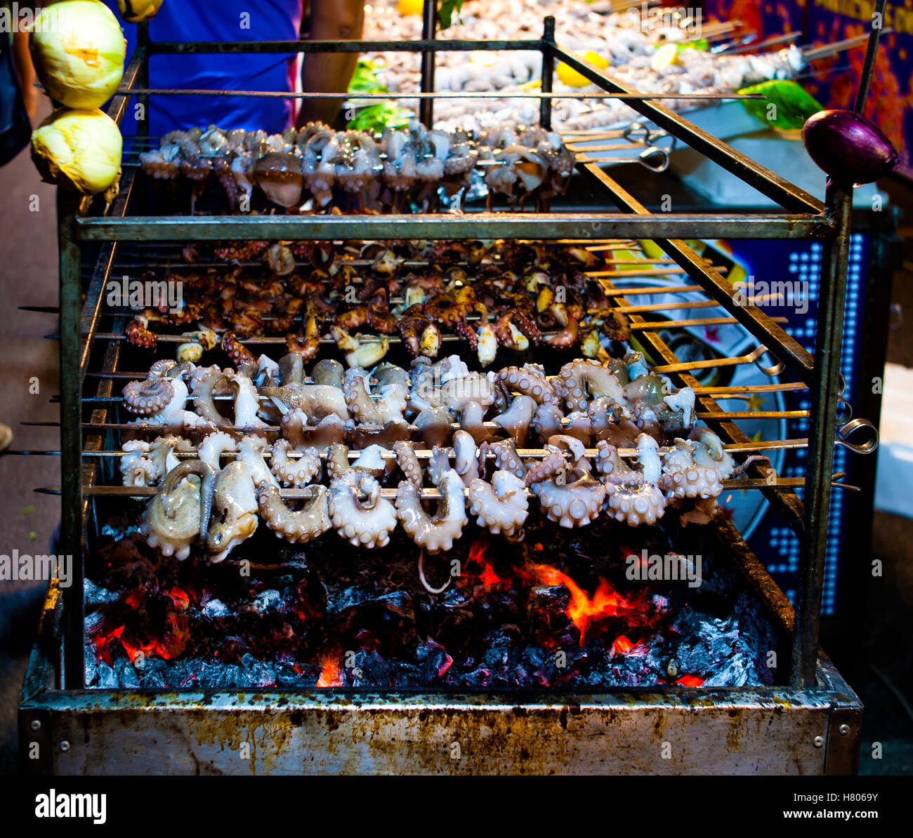 Polpo alla griglia alla griglia nel corso di un festival a Mola di Bari. Puglia - Italia Foto Stock