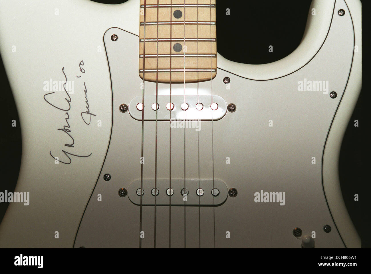 YOKO ONO DIPINTO & firmato "cuore stringhe" ASTA HARD ROCK CAFE BEVERLY HILLS LA USA 13 Novembre 2000 Foto Stock