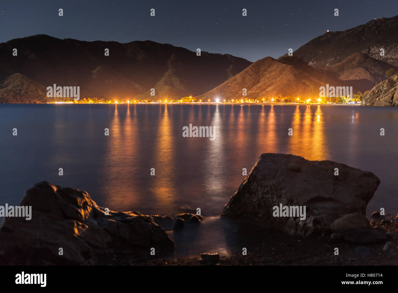 Cielo notturno sotto la baia di Adrasan. villaggio posizione, Distretto di Kemer, Provincia di Antalya, Turchia. Foto Stock