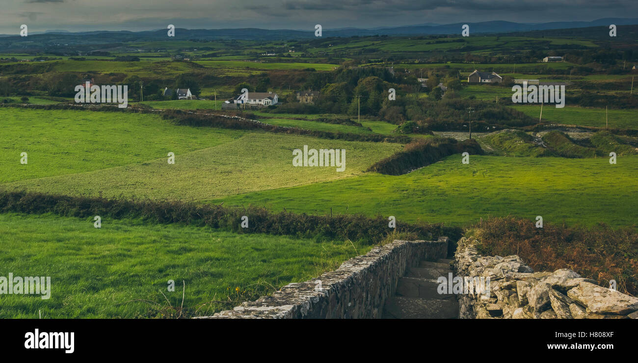 Una fortificazione in pietra del medioevo una torre di avvistamento in Irlanda Foto Stock