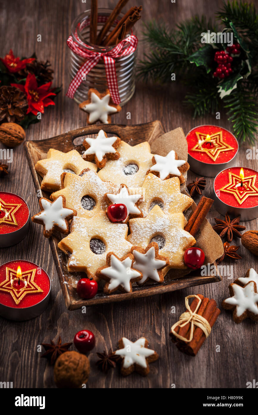 Biscotti fatti in casa nella forma di avvio per il Natale Foto Stock