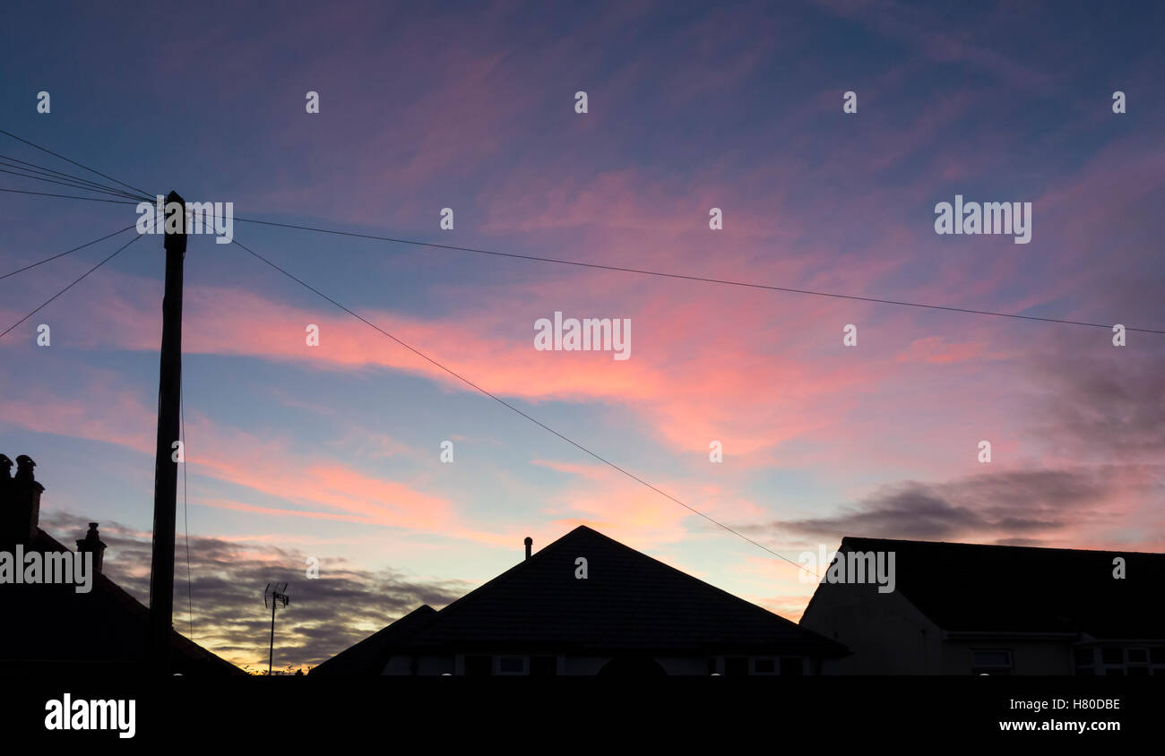 Cielo rosso tramonto stagliano case Milton Cambridge Cambridgeshire England Regno Unito 2016 Foto Stock