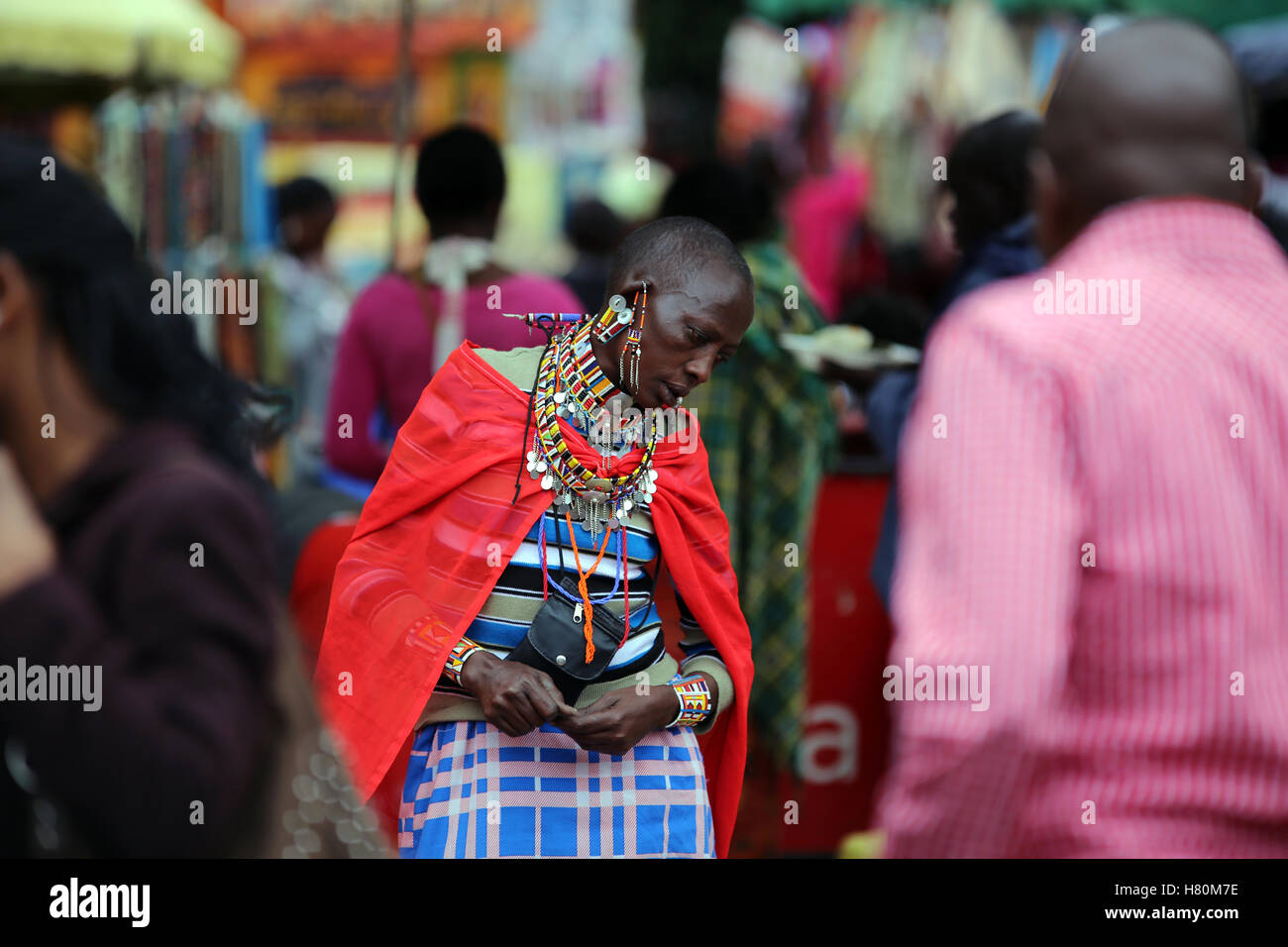 Masai commessa sul luogo di mercato, Nairobi, Kenia Foto Stock