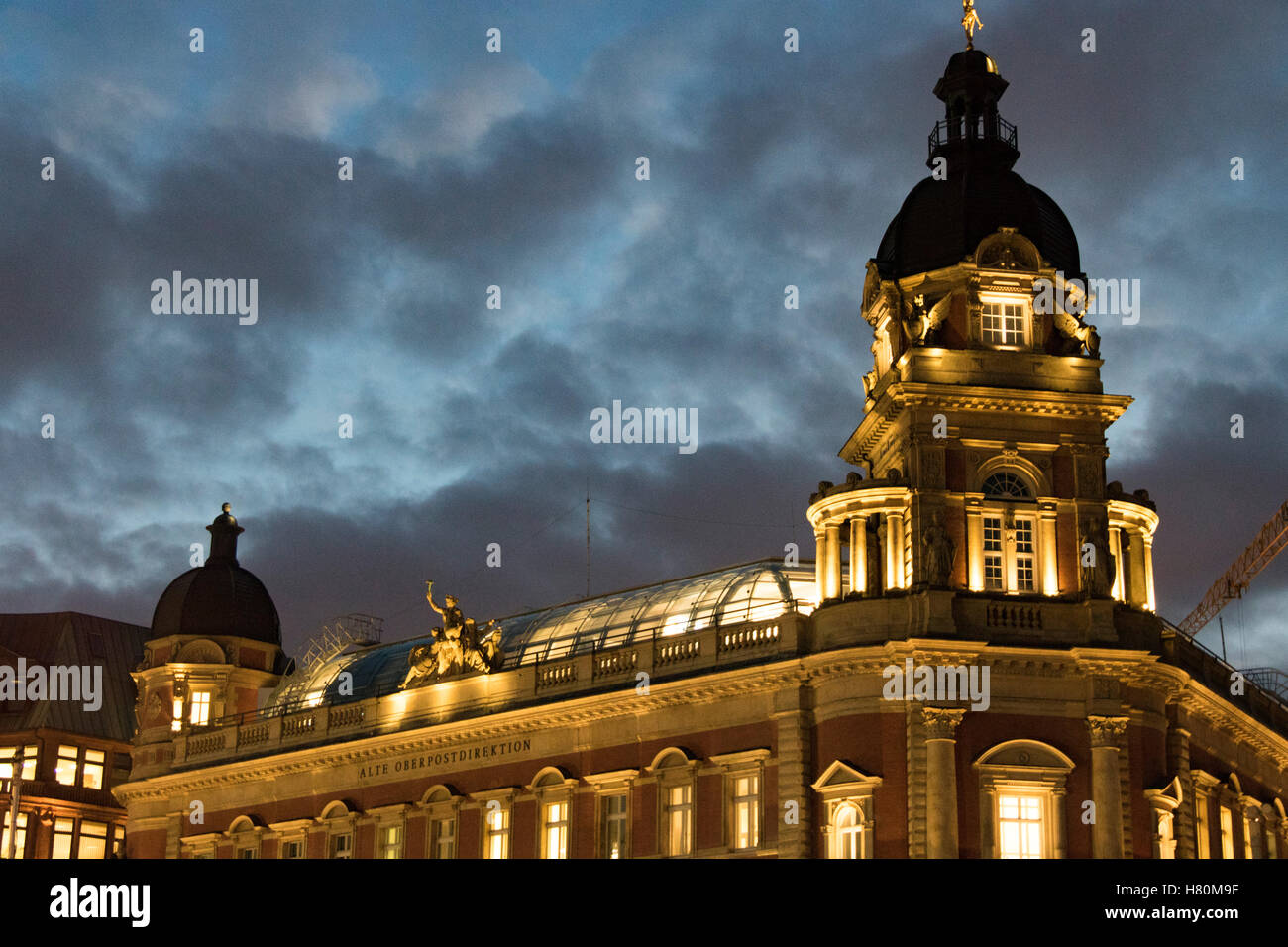 Architettura europea in Amburgo, Germania illuminata di notte. Foto Stock