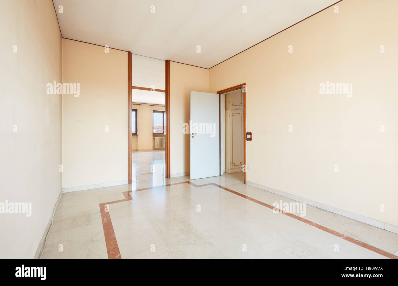 Grande camera vuoto interno con pavimento di marmo Foto Stock