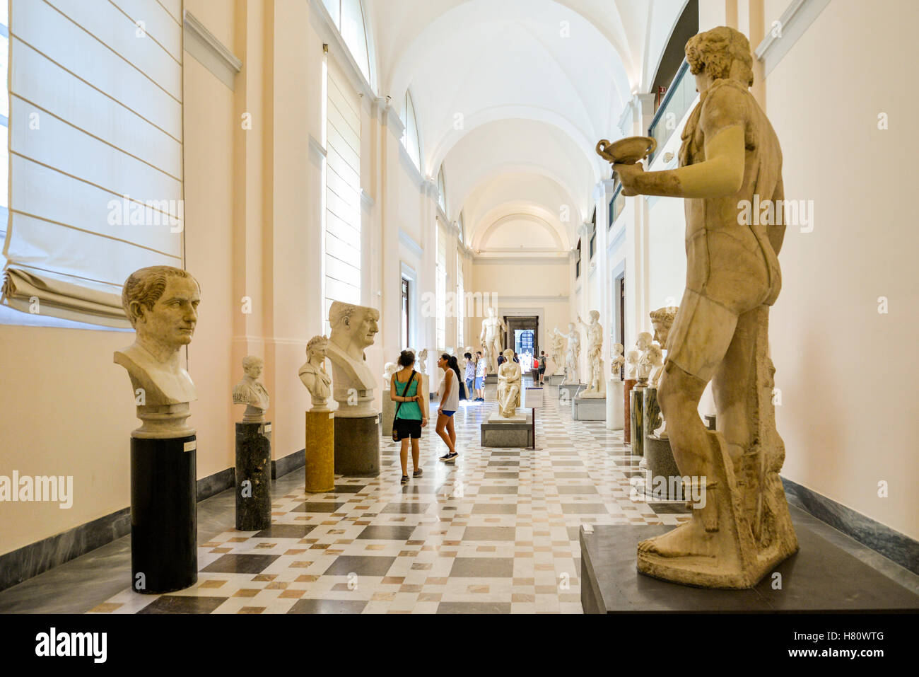 Napoli, 04 settembre: statua nel Museo Archeologico Nazionale di Napoli. Il museo contiene una vasta collezione di reperti romani Foto Stock