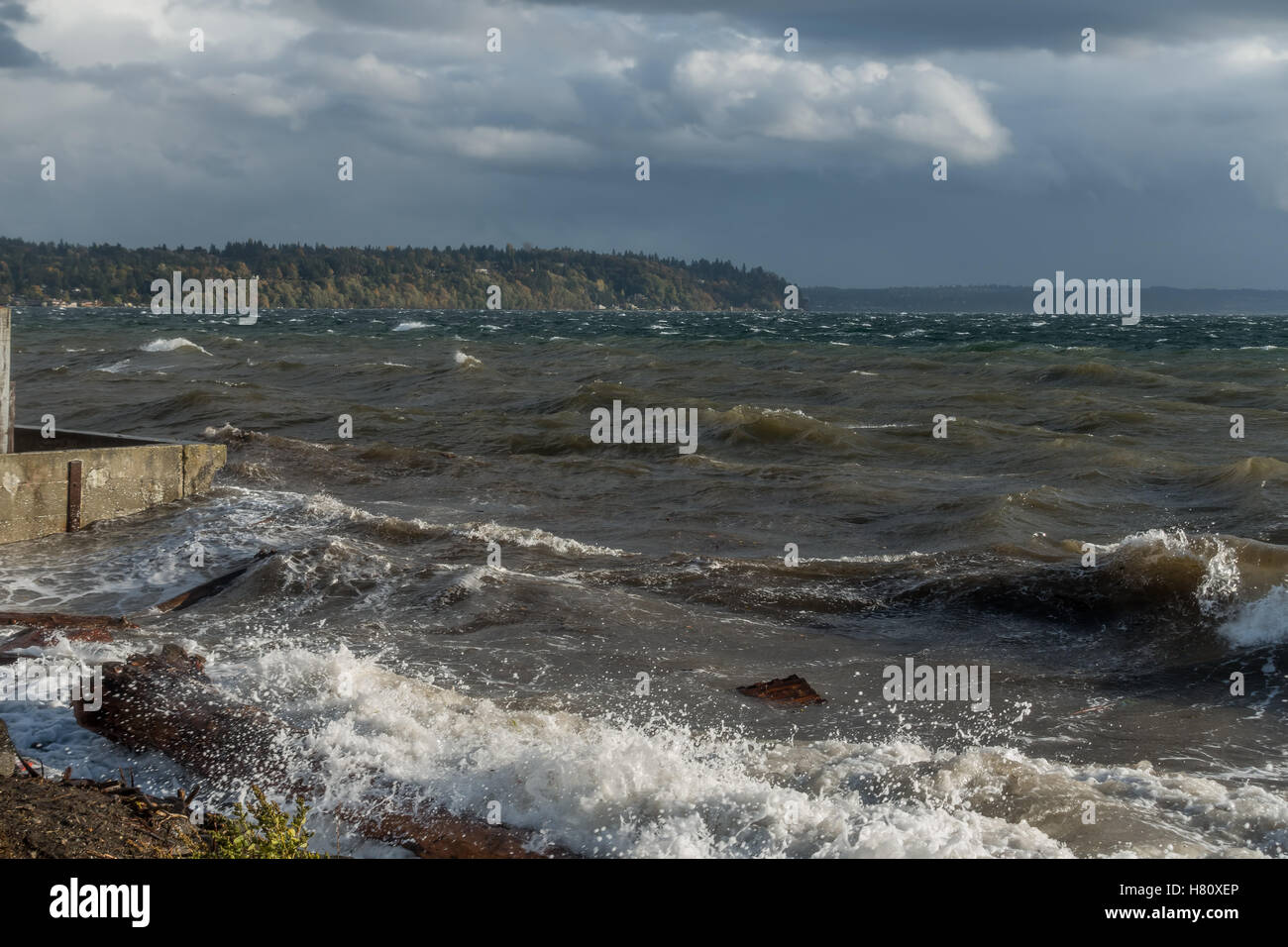 Una vista del Puget Sound su un giorno di tempesta. Shot presi da Burien, Washington. Foto Stock