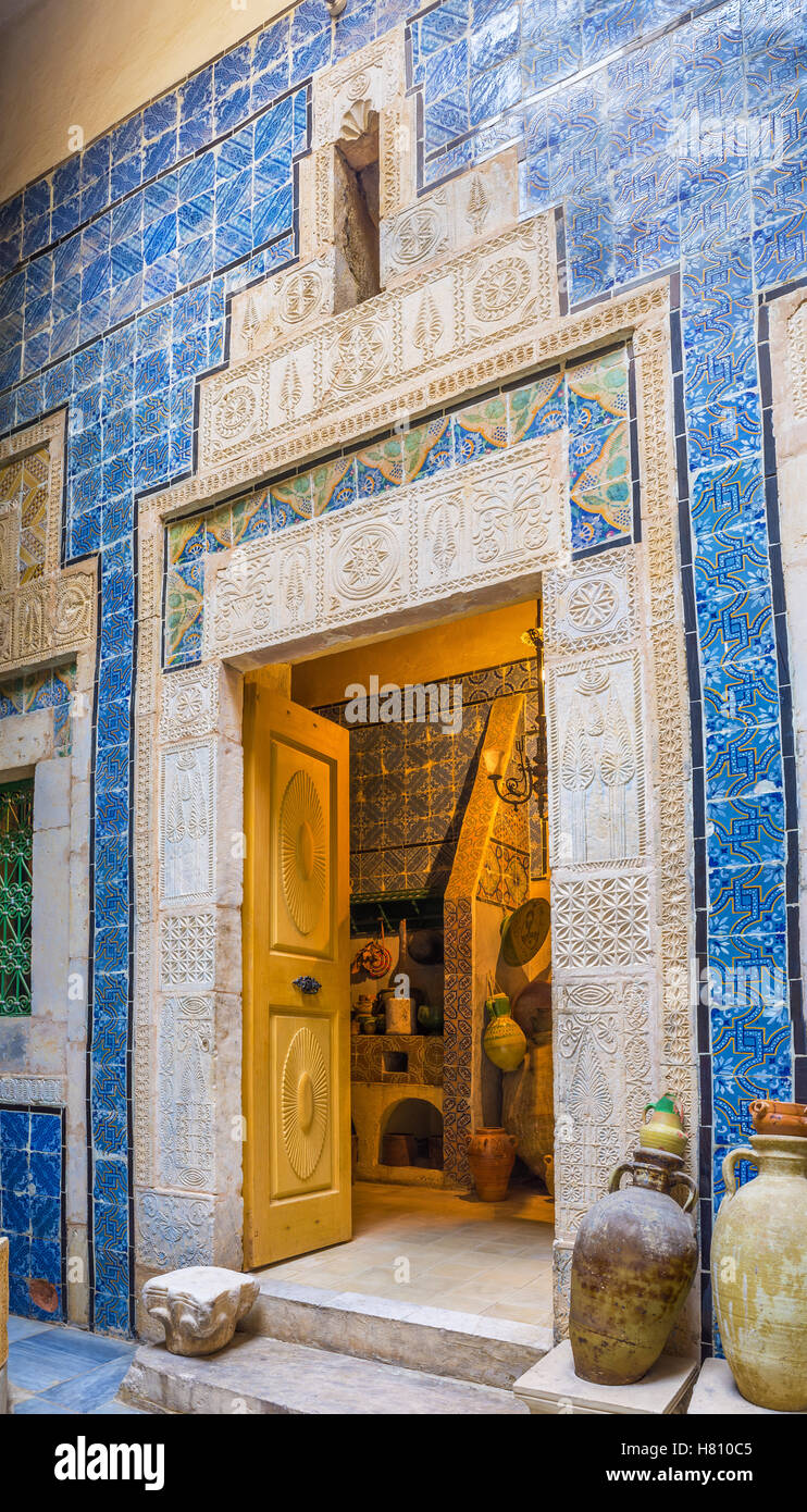 L'ingresso alla cucina decorata con la pietra scolpita il telaio della porta e colorate piastrelle smaltate, Dar Essid mansion, Sousse Foto Stock