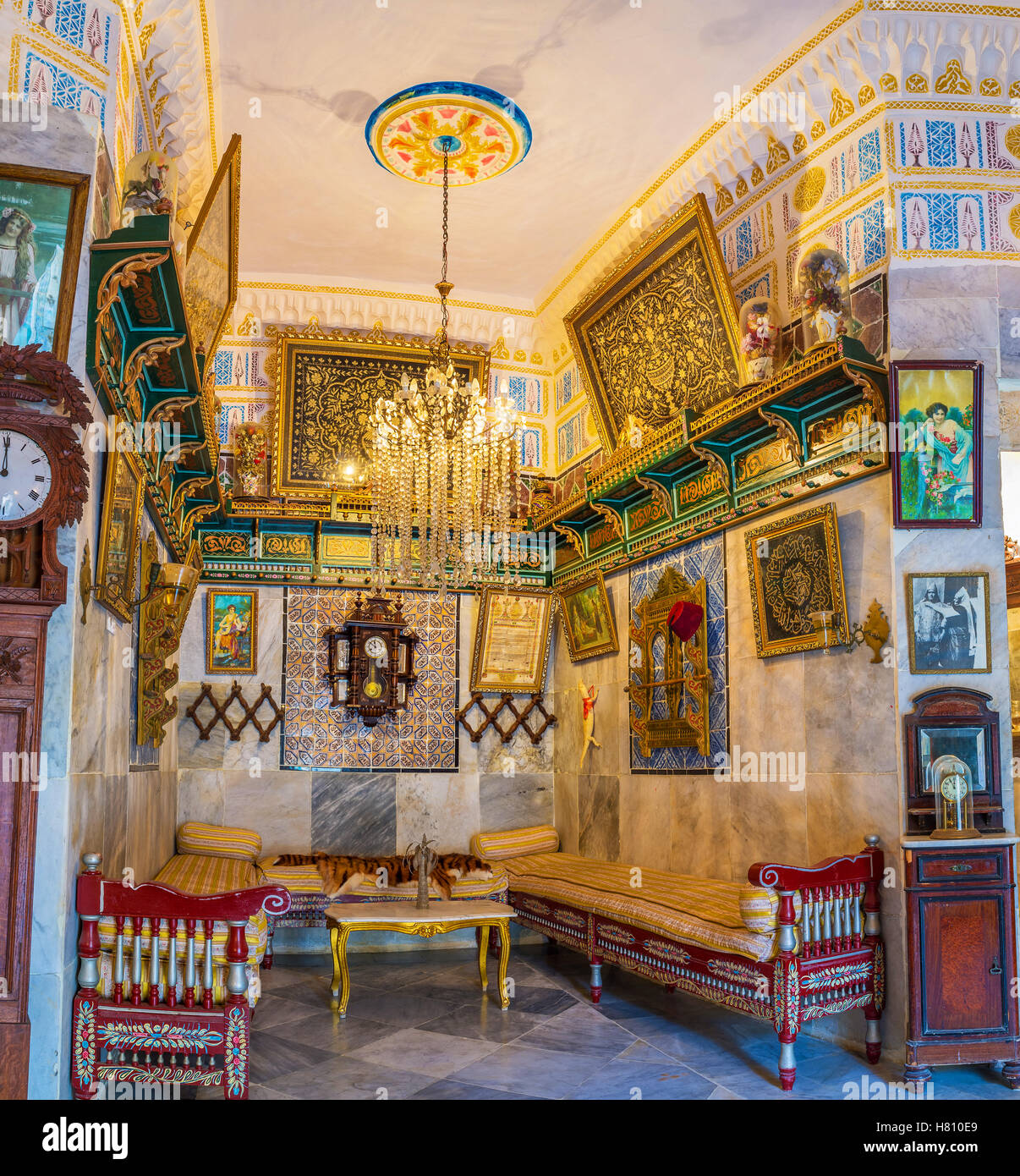 Il riccamente decorate camere ospiti con arredamento tradizionale in legno e ornamenti islamica su pareti, Dar Essid mansion, Sousse Foto Stock