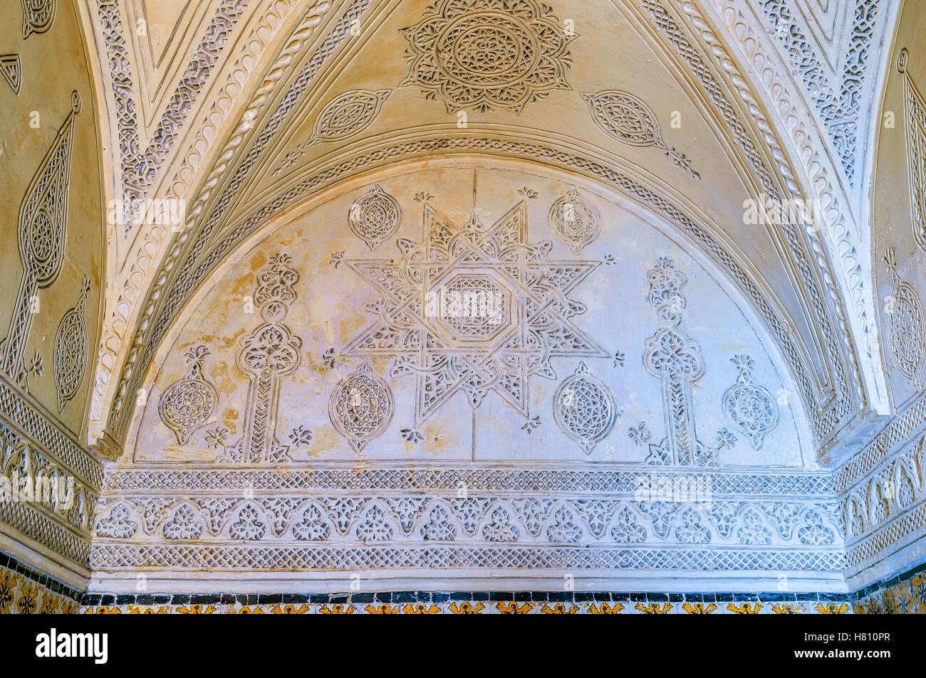 La vecchia casa decorata in stile andaluso con incisa la modelli islamici su pareti e soffitto, El Kef Foto Stock