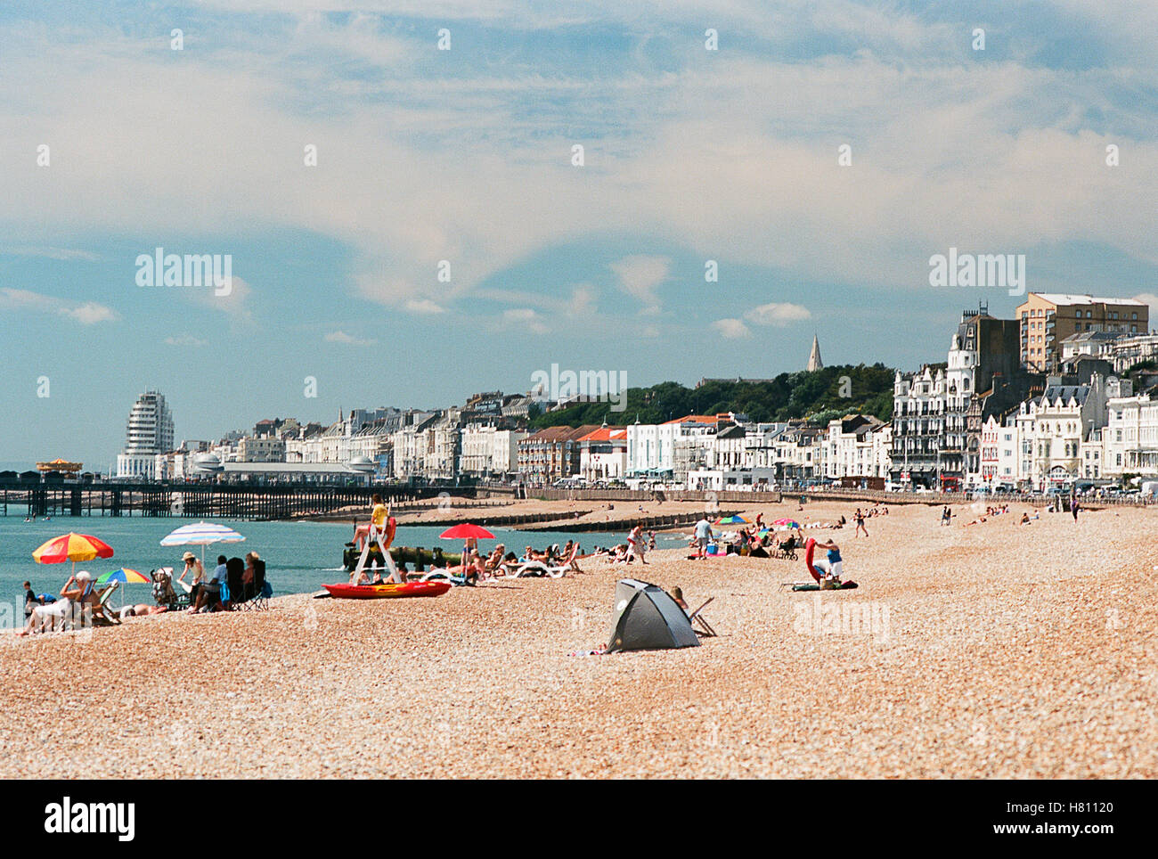 Hastings Beach sulla costa sud dell'Inghilterra East Sussex Regno Unito, nel mese di luglio Foto Stock