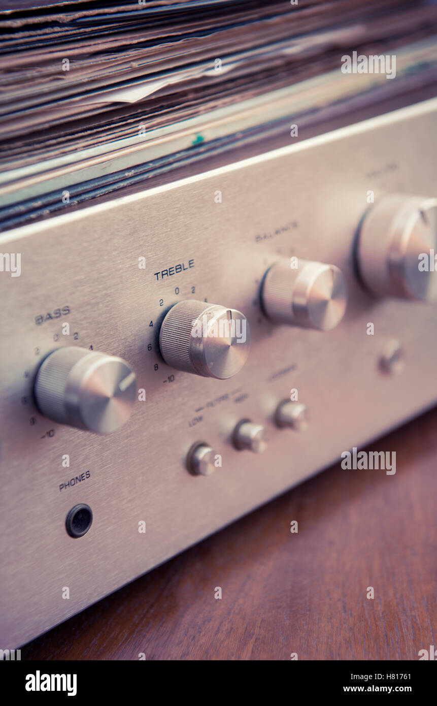 Close up di un amplificatore stereo con dischi in vinile sulla parte superiore Foto Stock