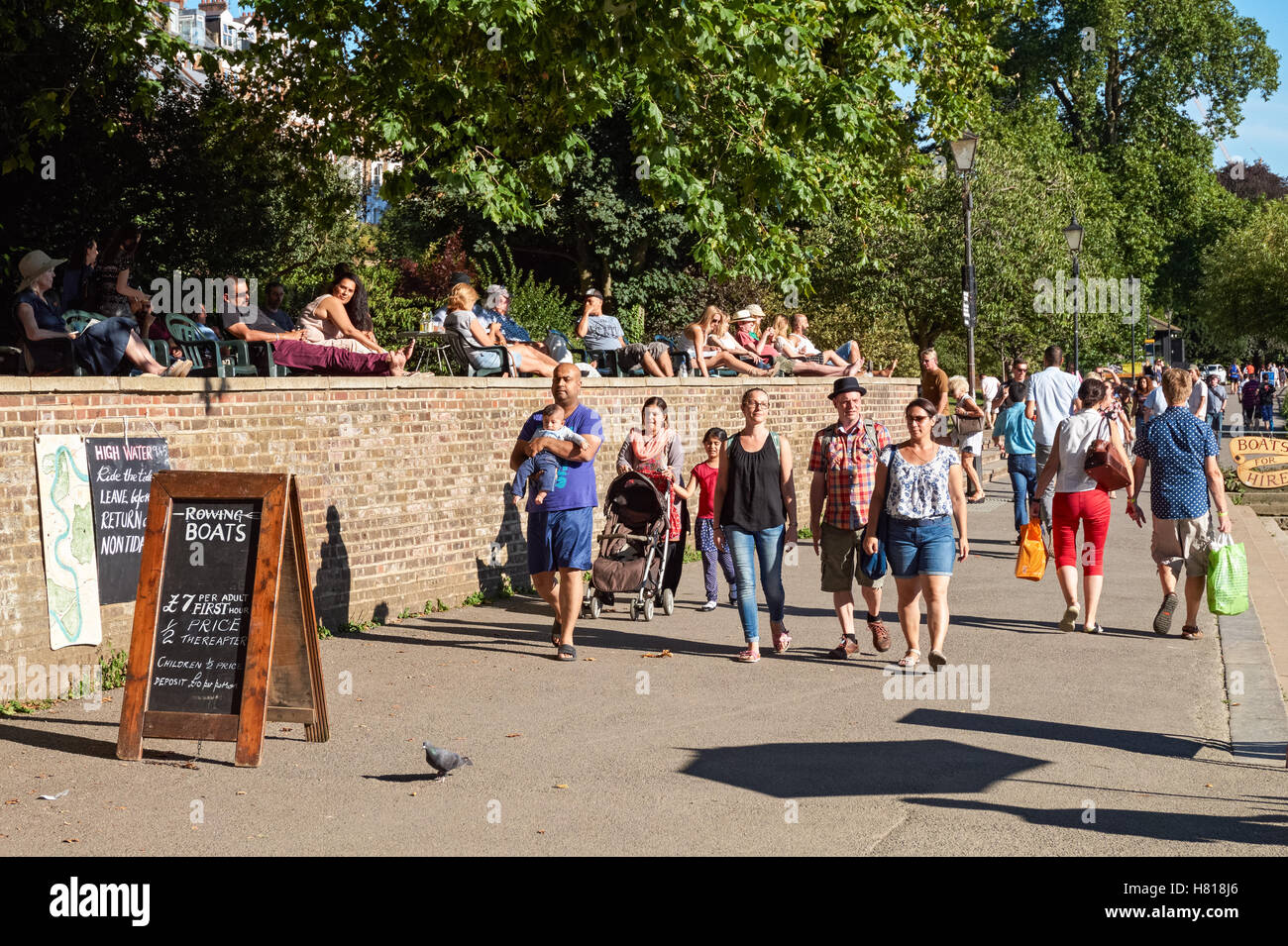 Le persone che si godono la giornata di sole su Richmond Riverside, Londra England Regno Unito Regno Unito Foto Stock