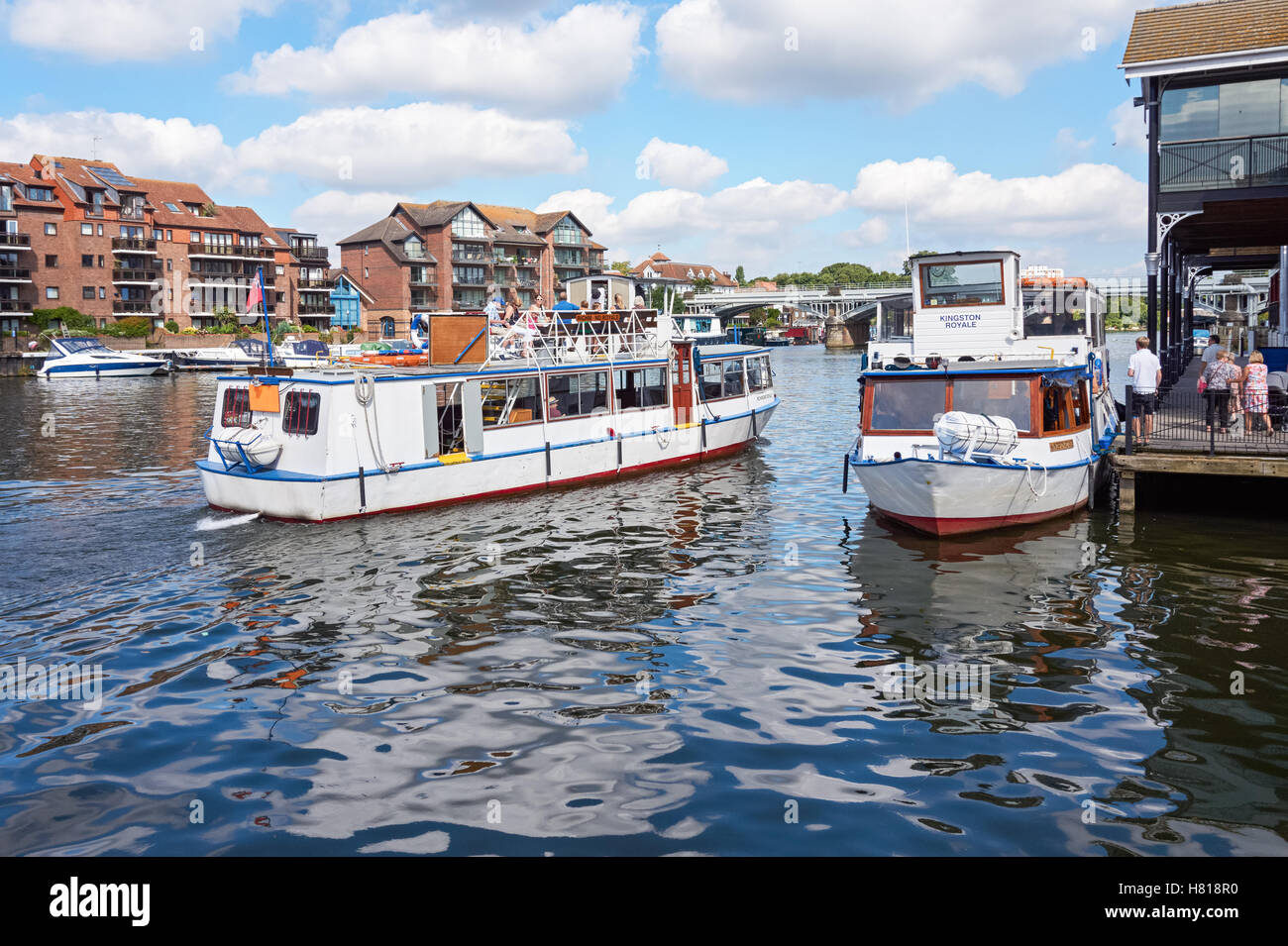 Crociere in barca sul fiume Tamigi a Kingston upon Thames, England Regno Unito Regno Unito Foto Stock