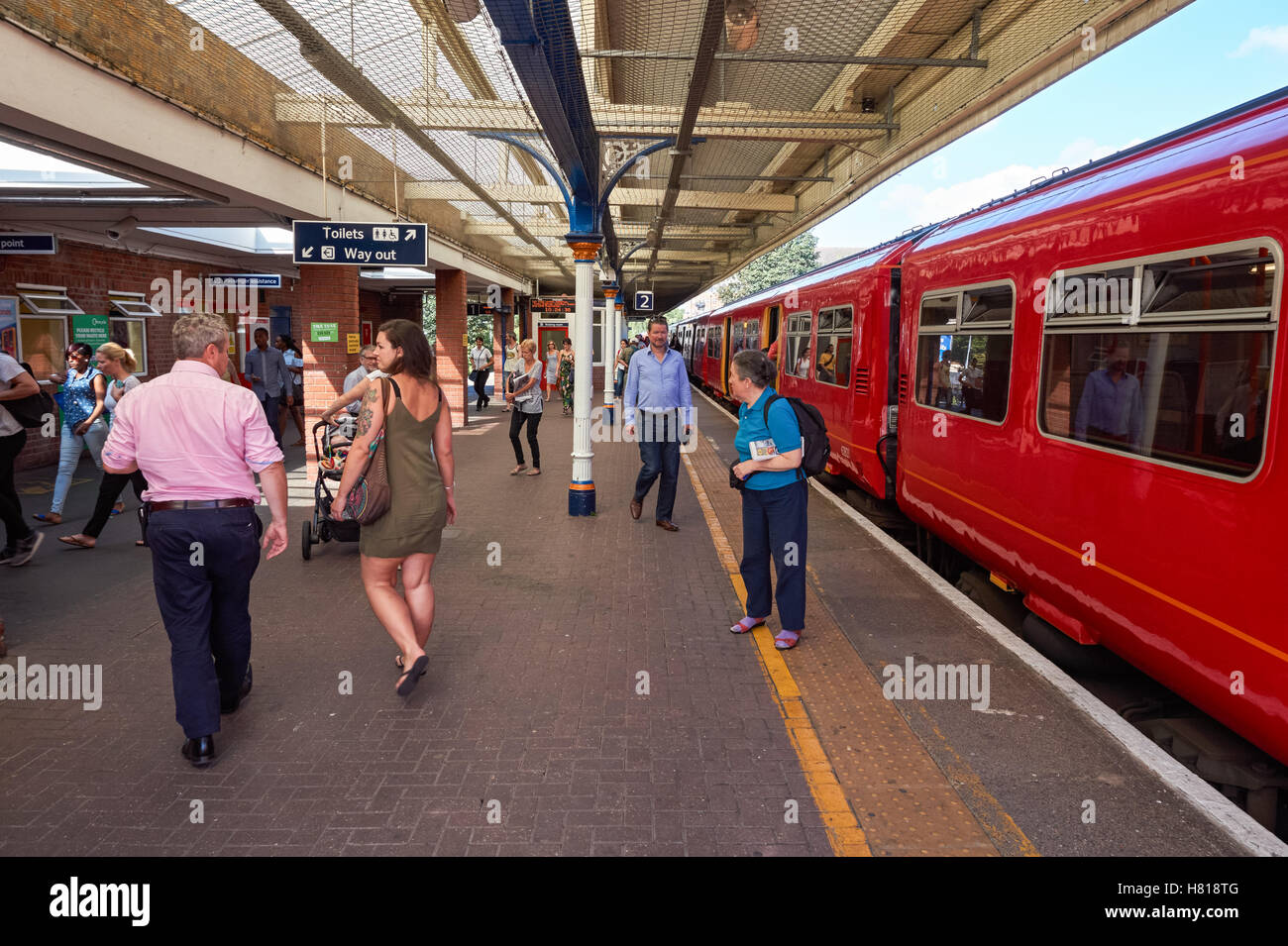 Passeggeri a Kingston stazione ferroviaria a Kingston upon Thames, England Regno Unito Regno Unito Foto Stock