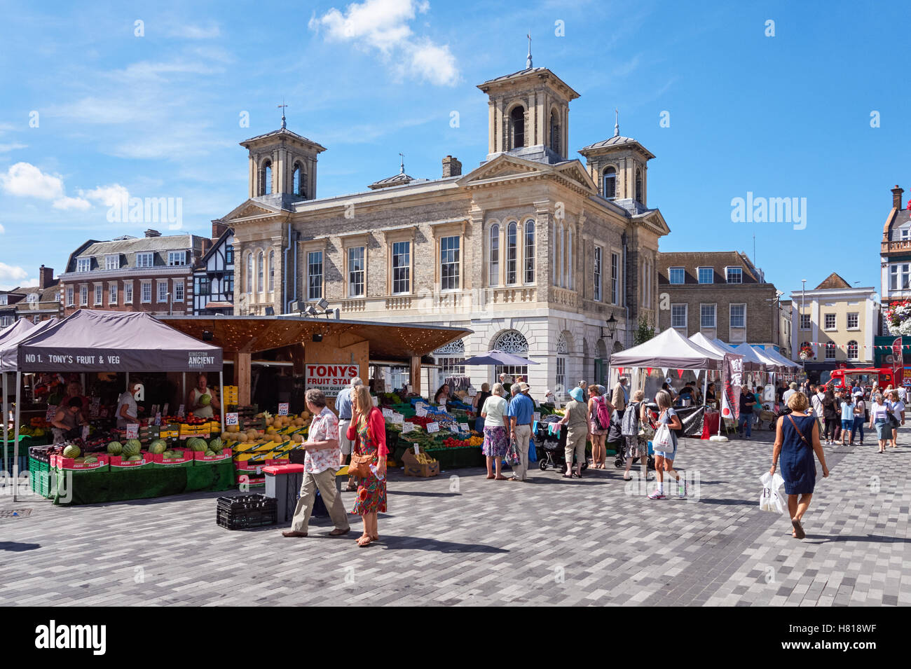La gente sul mercato con casa mercato a Kingston upon Thames, England Regno Unito Regno Unito Foto Stock