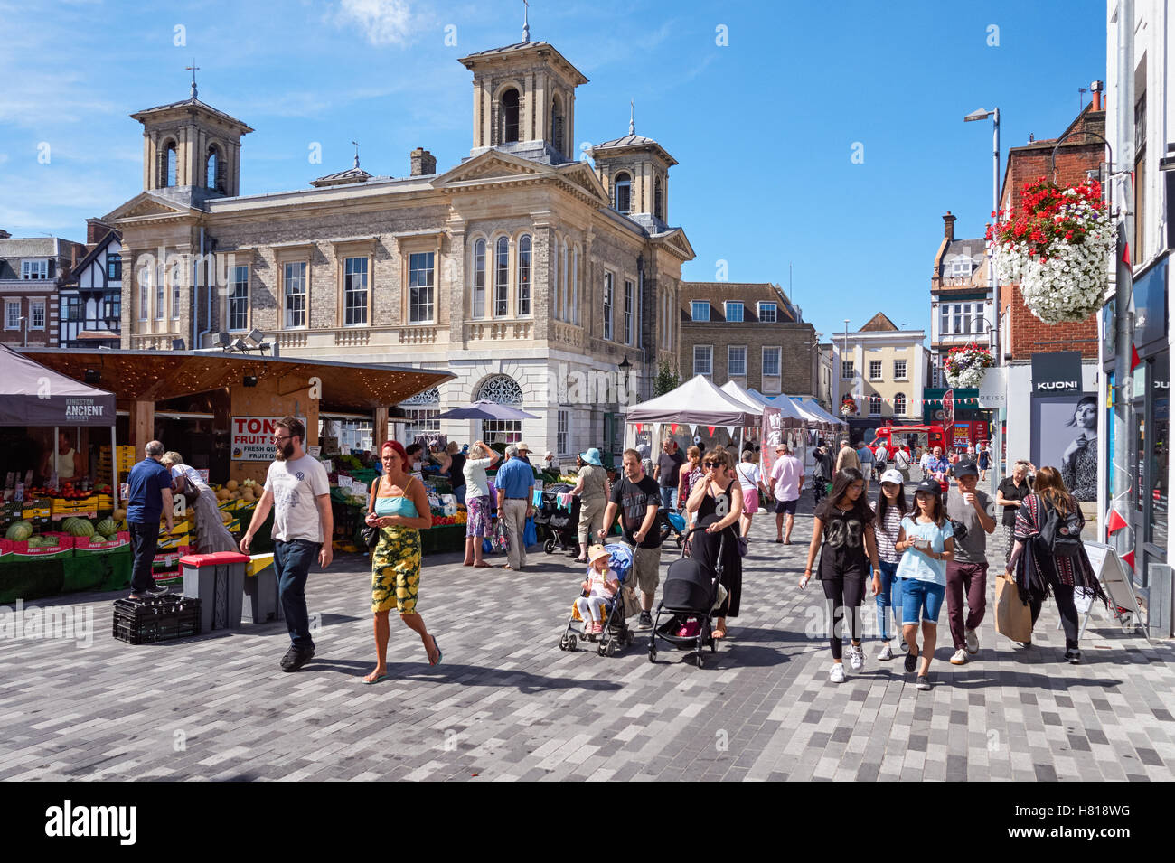La gente sul mercato con casa mercato a Kingston upon Thames, England Regno Unito Regno Unito Foto Stock