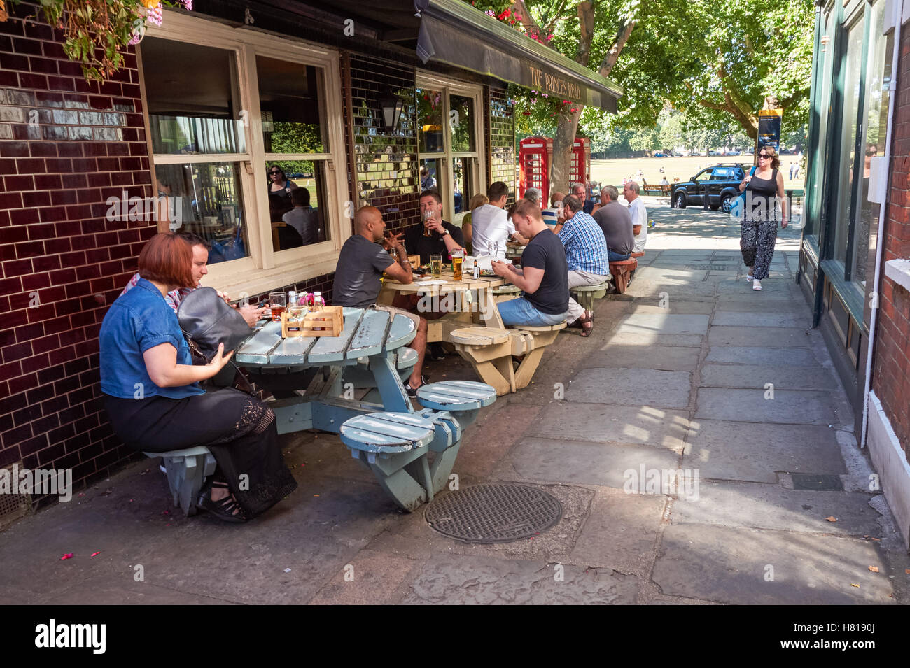 La gente seduta fuori del ristorante nel centro di Richmond, Londra England Regno Unito Regno Unito Foto Stock