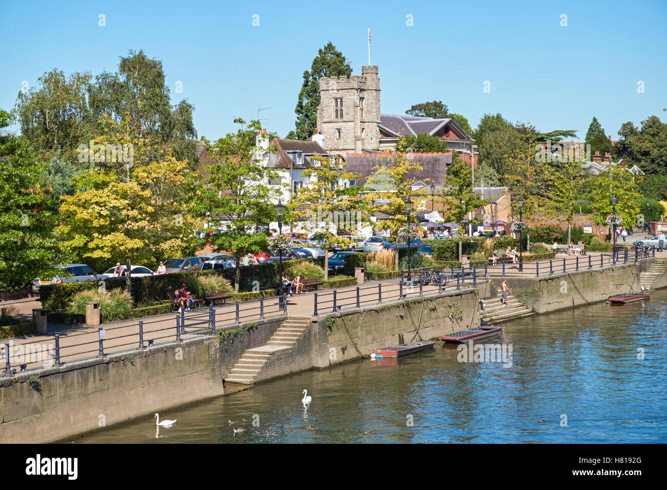 Il fiume Tamigi Embankment a Twickenham con St Marys Chiesa Parrocchiale, Londra England Regno Unito Regno Unito Foto Stock