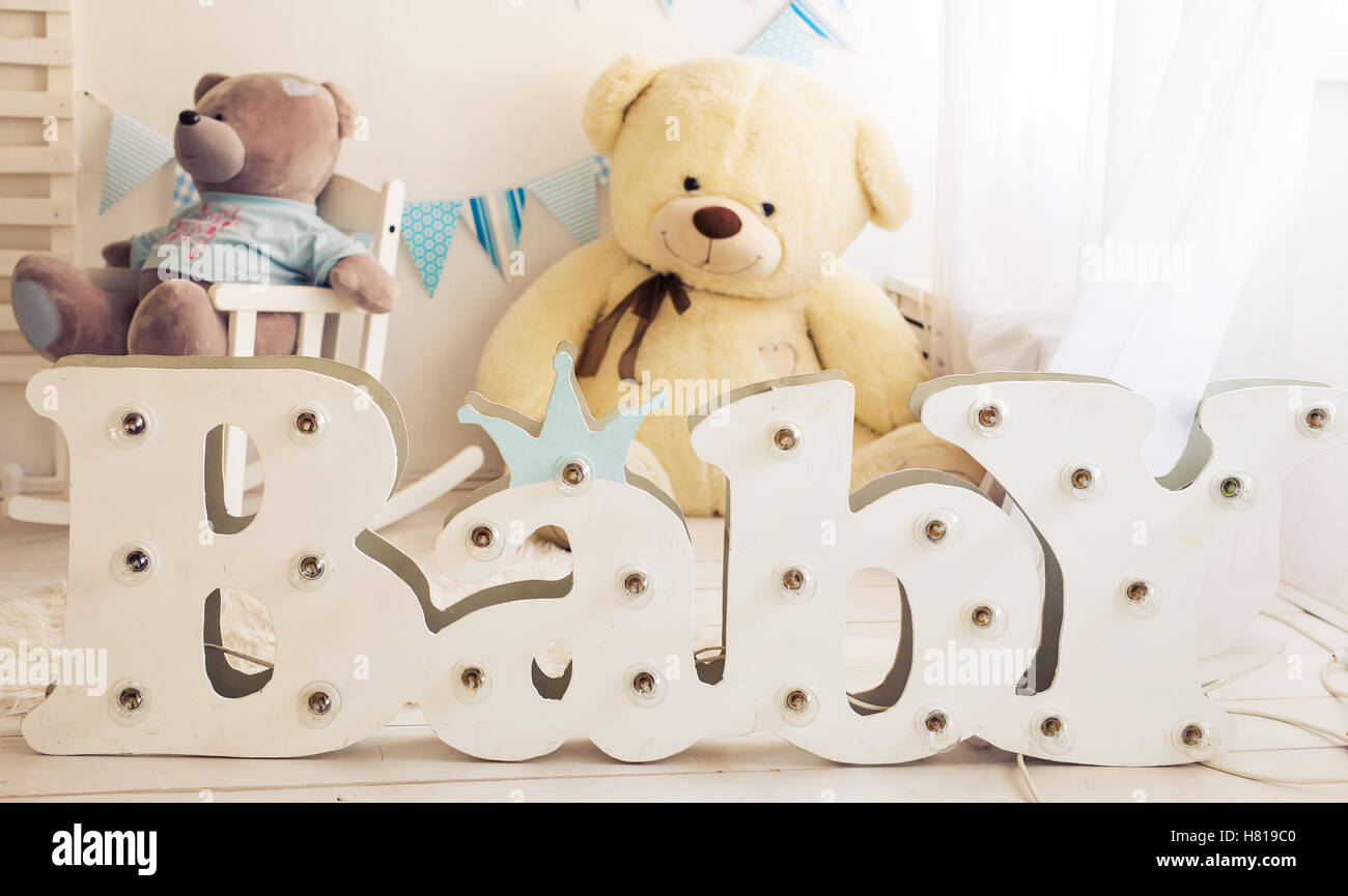 Camera da letto bianco con decorazioni blu progettato e Teddy bear è ideale sia per i ragazzi e le ragazze Foto Stock