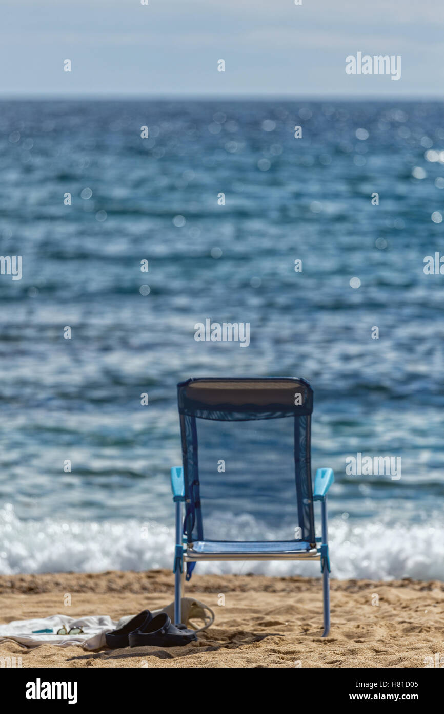 Sedia sulla spiaggia senza persone Foto Stock