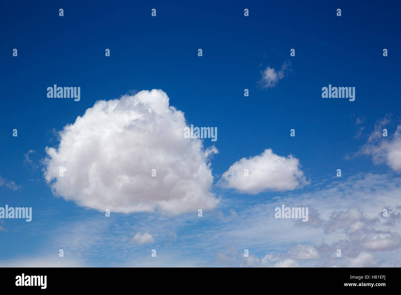 Cumulus nuvole contro un cielo blu Foto Stock