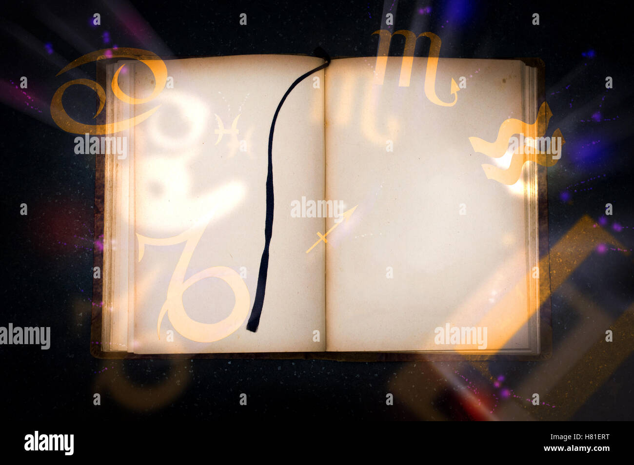 Vecchio libro magico con incandescente simboli dello zodiaco. Pagina vuota per il testo Foto Stock